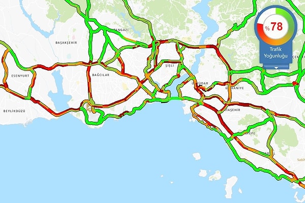 Bugün hafta sonu olmasına rağmen İBB trafik yoğunluğu haritası yine kırmızı boyandı. İstanbul’da trafik yoğunluğu yüzde 80’e yaklaştı.