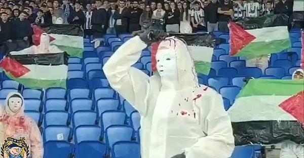 Şampiyonlar Ligi'nde yasak olmasına rağmen taraftarlar, kırmızı boyalı maskeleri ile stadyumda yerini aldı.