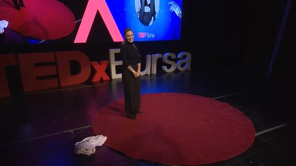 Deniz Dülgeroğlu şimdi ise TEDxBursa'da yaptığı 'Altıma işememle neden gurur duyuyorum?' konuşması ile gündem oldu.