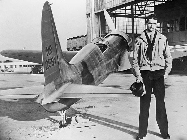 Havacılık tutkusuyla da bilinen Hughes, kendi tasarladığı uçaklarla yaptığı uçuşlar ve rekor denemeleriyle tanınıyordu.