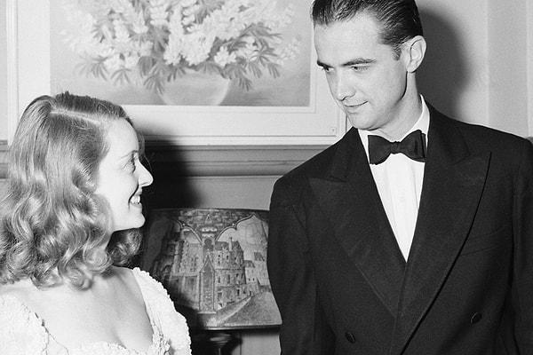 Hughes, Katharine Hepburn, Ava Gardner ve Jean Harlow gibi dönemin en gözde isimleriyle birçok romantik ilişki yaşadı.
