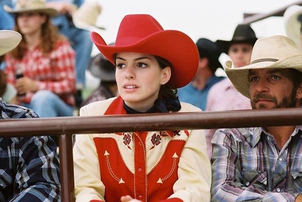 15. Anne Hathaway, "Brokeback Mountain" seçmelerinden sonra yönetmen Ang Lee'ye mükemmel bir at binicisi olduğunu söyledi, oysa daha önce hiç at binmemişti.