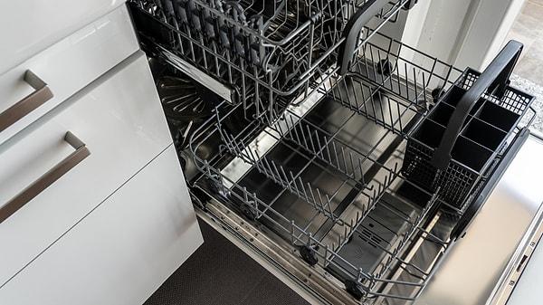 Kolay temizleme için bulaşık makinesinde yıkanabilir parçaları var.