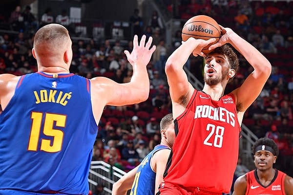 Alperen Şengün önderliğinde geçtiğimiz sezonu unutturmak isteyen Houston Rockets, Denver Nuggets karşısında elde ettiği zaferle manşetleri süsledi.