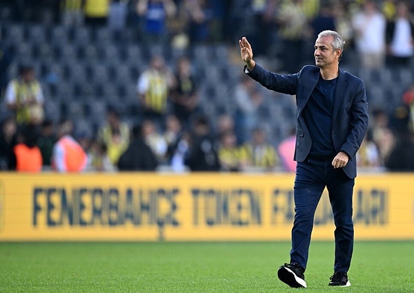 Sadece bu da değil. Fenerbahçe'nin teknik direktörü sezon başında yapmış olduğu hücum ve pres futboluyla yerlere göklere sığdırılamıyordu. Şimdi B planı yok diye eleştiriliyor.