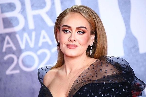 1. Kimselere benzemeyen sesi ile tüm dünyayı kasıp kavuran Adele, şarkıcılıktan hevesini almış olacak ki yeni bir kariyere adım atıyor! Adele, kendi makyaj malzemesi, kozmetik markasını çıkarmaya hazırlanıyor.