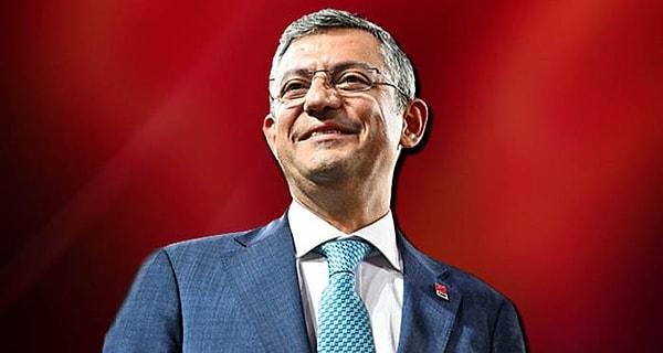 Rumeli kökenli bir ailenin çocuğu olarak 1974 yılında Manisa'da dünyaya gelen Özgür Özel, Kemal Kılıçdaroğlu'nun ardından Cumhuriyet Halk Partisi'nin sekizinci genel başkanı olmayı başardı.