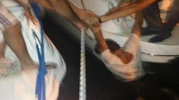 Erkan Petekkaya, Datça'da bir kavgayı ayırmak isterken bir grup tarafından sandalyeyle denize atıldı.