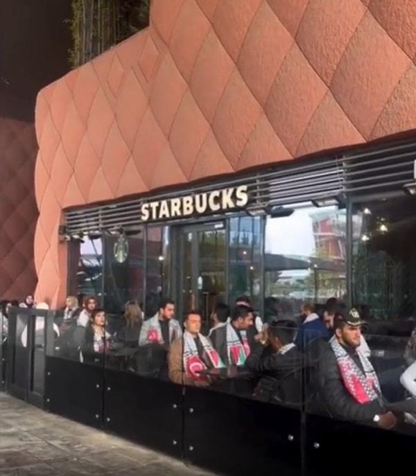 Ak parti Gaziantep Şahinbey Gençlik Kolları, İsrail'e destek verdiği iddia edilen Starbucks'ın bir şubesine giderek kahve almadan Filistin bayrakları ile oturdular.