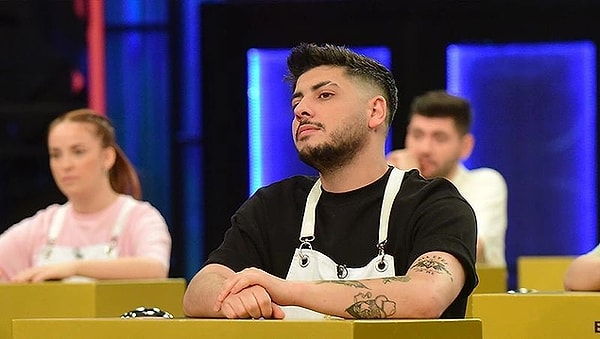 MasterChef Türkiye bu yıl All Star konseptiyle ekranları yakıp geçiyor bildiğiniz gibi. All Star'ın dikkat çeken isimlerinden biri de Barış Demir'di. Hem kendi sezonunda hem All Star'da tartışmaların ve gerginliklerin ilk adı olan Barış'ın yepyeni bir aşka yelken açtığı iddia edildi. Hem de "enişte" yorumuyla...