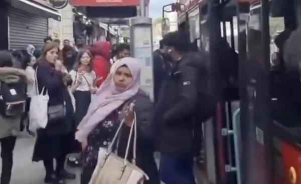 Londra sokaklarında dolaşan bir adam, artan göçmen nüfusu karşısında şaşkınlığını gizleyemedi.