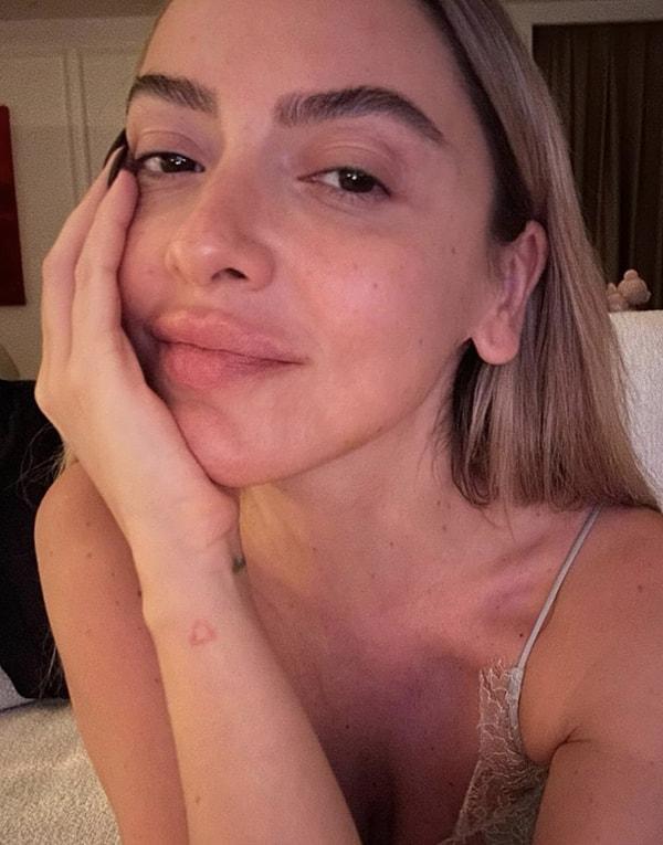 Her hali ayrı güzel olan ünlü sanatçı Instagram hesabında yeniden makyajsız pozlarını paylaştı.