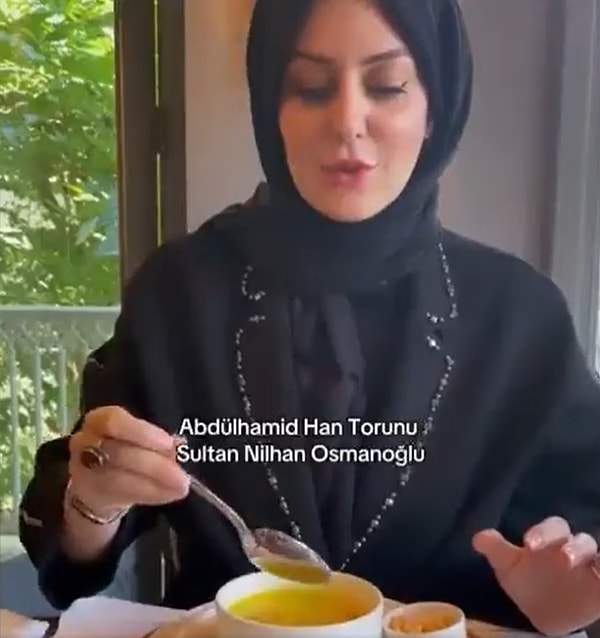 Nihan Osmanoğlu, çorba içerken kaşığın nasıl tutulacağını gösterdi, dirseklerin nasıl durması gerektiğini anlattı.