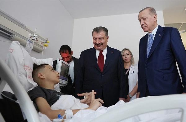 Cumhurbaşkanı Recep Tayyip Erdoğan ve Sağlık Bakanı Fahrettin Koca, hastaneye bir ziyaret gerçekleştirdi ve hastalarla tek tek ilgilendi.