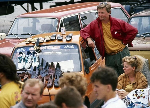 2. Komünist yönetimin sonlanmasından bir yıl sonra, Polonya'nın başkenti Varşova'da halka açık bir pazarda ayakkabı satan bir adam. (1992)