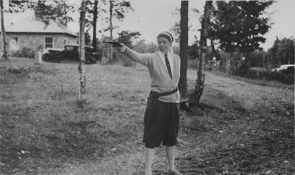 5. First Lady Eleanor Roosevelt Gizli Servis ajanlarının korumasını reddettikten sonra kendine ait .22 Smith & Wesson model tabancasıyla poz verirken çekilmiş bir fotoğraf. (1934)