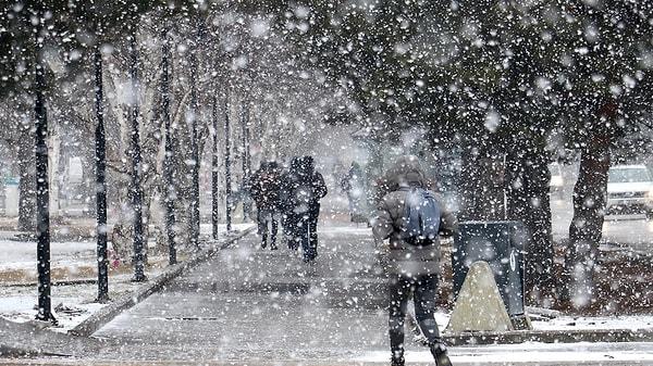 Meteoroloji birçok kent için kar uyarısında bulunmuştu. Beklenen kar yağışı uludağ, bolu başta olmak üzere birçok kentte etkisini gösterdi.