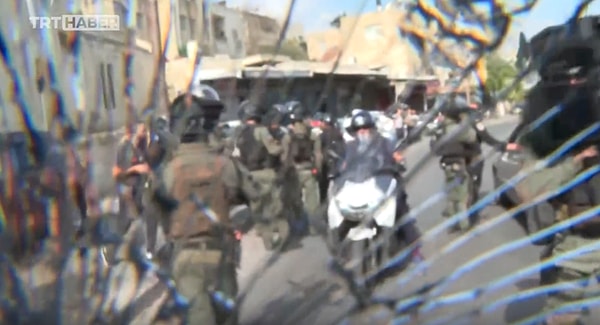 Fiziki müdahalede bulunan İsrail polisi, daha sonra silahın namlusu ile kamerayı kırdı.