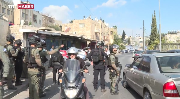 Cuma namazı öncesinde Mescid-i Aksa'ya giden Filistinlilere yönelik yapılan engellemeleri takip eden TRT Haber ekibi, İsrail polisinin saldırısına uğradı.