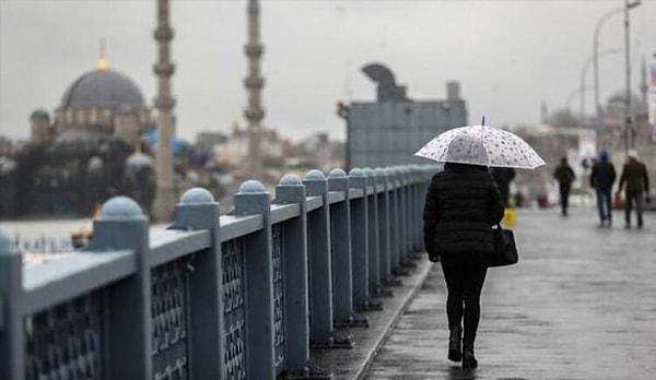 İstanbul'da yarın ve pazar günü şiddetli fırtına bekleniyor. Balkanlar üzerinden soğuk ve yağışlı havanın geleceği ifade edilen uyarıda, sıcaklıkların fırtınayla beraber 8-10 derecelere kadar düşeceği açıklandı.