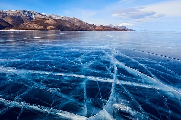 16. "Buz. Bir gölün donmuş görünmesi, ağırlığınızı taşıyabileceği anlamına gelmez. . Buzun içinden düşerseniz dışarı çıkmak televizyonda göründüğünden çok daha zor ve dışarı çıksanız bile hipotermiden ölebilirsiniz."