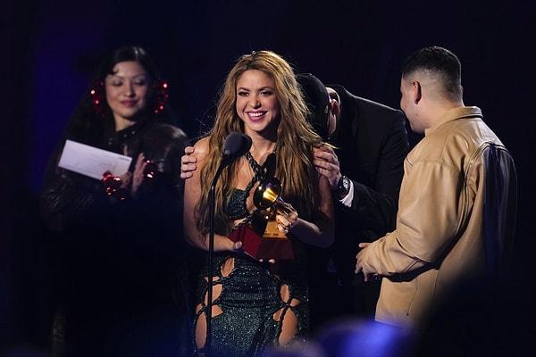 Shakira, "Aldığım bu ödülleri İspanyol halkıyla paylaşıyorum" dedi.