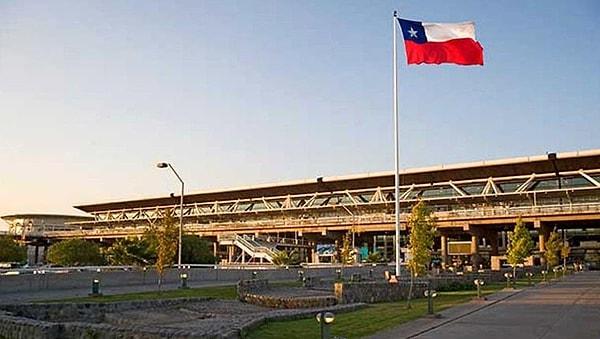 Şili'deki Santiago Havalimanı'nda görenleri şok eden bir olay yaşandı. Uyuşturucu maddenin etikisinde olan bir kadın havalimanında olay çıkardı.
