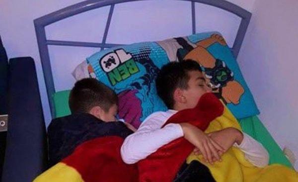 Futbolcunun geçmişte Instagram hesabı üzerinden paylaştığı söylenen bir görselde Kenan'ın Galatasaraylı bir battaniye ile uyuduğu anlar, tartışmayı tekrardan alevlendirdi.