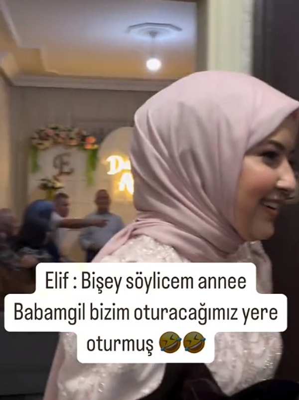 Gelin salona geçeceği anda babasını kendi oturacakları yerde görünce hemen çareyi annesinde buldu.