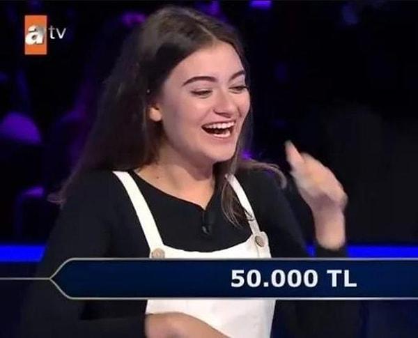 Ardından yarışmacı Kenan İmirzalıoğlu'nun da desteğiyle gülmeye başladı.