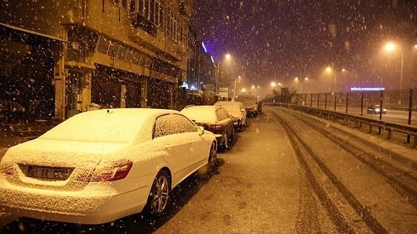 İstanbul'un bazı kesimlerinde hafta sonu kısa süreli olarak kar yağışı, bir kesiminde de sağanak yağış etkili olmuştu.