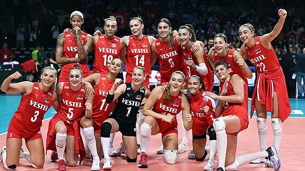 Bu yüzden FIVB kuralları, liberoların takımın geri kalanından "farklı baskın bir renkte" forma giymesini zorunlu kılar.