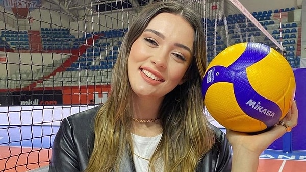 Filenin Sultanları'ndan Güneş, sadece voleyboldaki başarısı ile değil sosyal medyadaki paylaşımları ile de çok sık konuşuluyor!