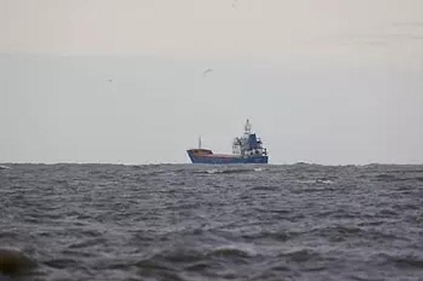Olay yerinden açıklamalarda bulunan İçişleri Bakanı Ali Yerlikaya, kayıp 11 denizci için gün boyu devam eden arama kurtarma çalışmalarının gece de karadan sürdürüleceğini kaydetti.