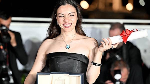 Cannes Film Festivali'nde "En İyi Kadın Oyuncu" ödülüne layık görülen Merve Dizdar, ülkemizin göğsünü kabarttı!