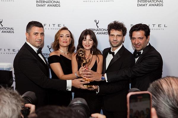 Pınar Deniz ve Kaan Urgancıoğlu’nun başrolünde olduğu dizi, 51. Uluslararası Emmy Töreni’nde ‘Telenovela’ ödülüne layık görüldü.