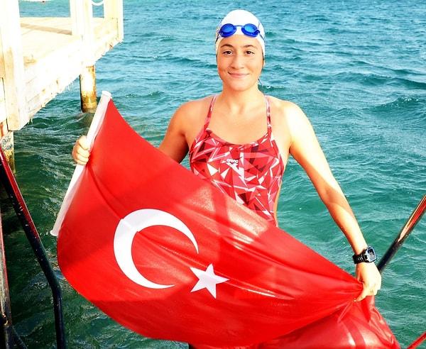 2. 22 yaşındaki yüzücü Aysu Türkoğlu, Kuzey Kanalı'nı yüzerek geçen ilk Türk kadın oldu.