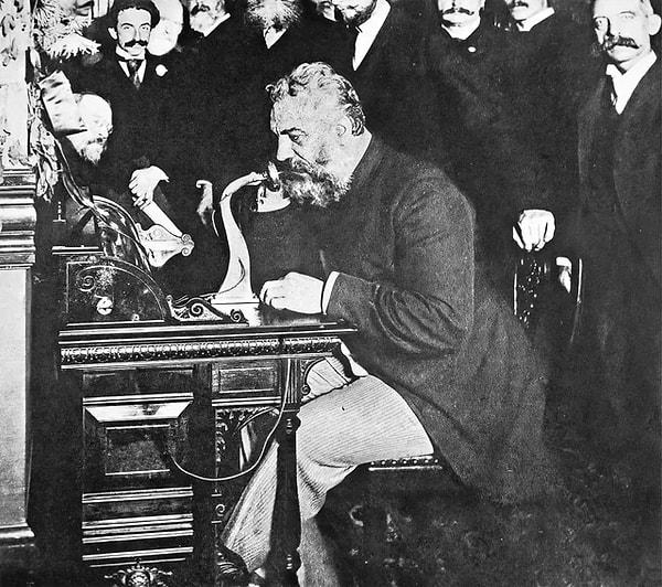 8. Telefonun mucidi Alexander Graham Bell New York ve Chicago eyaletleri arasında ilk telefon görüşmesini yaparken çekilmiş bir fotoğraf. (1892)