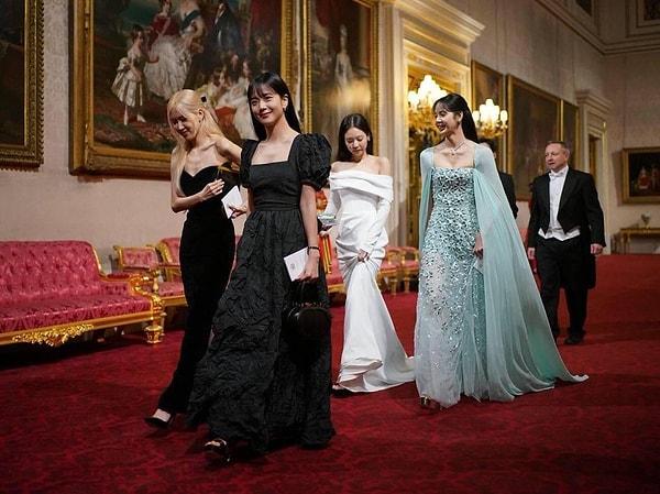 K-pop grubu olan BLACKPINK, Salı günü gerçekleşen ışıltılı devlet yemeğinde Kral Charles tarafından selamlandıktan birkaç saat sonra Buckingham Sarayı'nda onur ödülleri aldı.