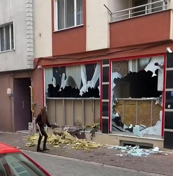 İş yerinin camları ve kapısında hasar meydana gelirken, ihbar üzerine adrese polis ekipleri sevk edildi. İş yeri sahibi İ.A'nın şikayetçi olduğu V.A. gözaltına alınıp polis merkezine götürüldü.