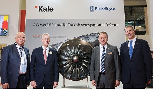 “İngiliz devi ve Dünya’nın en büyük 2. Jet motoru üreticisi, Türkiye’de yerli bir ortakla jet motoru fabrikası kurmak istiyordu ve o amanki adı T-FX olan yerli muharip uçakta kullanılacak EJ 200 jet motorları ve sonrasında ise savaş gemisi motorları dahil çok daha geniş yelpazede üretim yapmayı teklif ediyordu. Bu teklifin ardından 2017 yılının Mayıs ayında Rolls Royce ile Türk firması Kale Savunma anlaşmayı imzaladılar. Rolls Royce ve Kale ortaklığı ile bir şirketin kuruluşu duyuruldu. Kale Grubu Başkan yardımcısı Osman Okyay ile Rolls Royce Savunma ve Havacılık Grubu Başkanı Chris Cholerton’ın imza törenindeki pozları gazetelere servis edildi.”