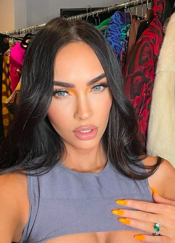 Megan Fox'un aynı zamanda kendi hayatından ilham alarak yazdığı şiirlerini 'Pretty Boys Are Poisonous' adlı kitapta toplaması hepimizi şaşırttı.