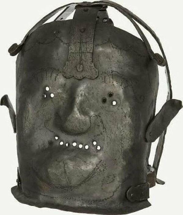 8. 17 yüzyılda ruhsal sorunları olduğu düşünülen insanları hapsetmek için kullanılan maske.