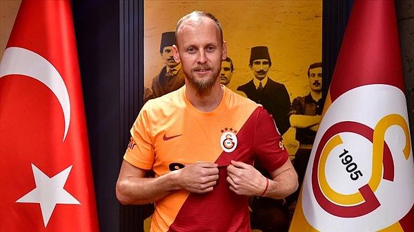 “İlk isim eski Galatasaraylı futbolcu Semih Kaya. Erzan ifadesinde uzun uzun, ayrıntılarıyla Kaya ve menajerine yaptığı ödemelerden, imzaladığı senetlerden, tehditlerden bahsediyor.”