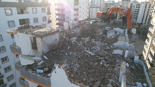 Mahallede oturan vatandaşlardan İbrahim Lübiç ise fotoğrafı görünce şaşırdığını ve insan hayatının bu kadar ucuz olmaması gerektiğini söyledi. Esma Güzel isimli başka bir mahalle sakini de, “Yapılan binalar hakkaniyetle yapılmalı, denetim yapılmalı. İnsan hayatı gerçekten bu kadar ucuz olmamalı” diye konuştu.