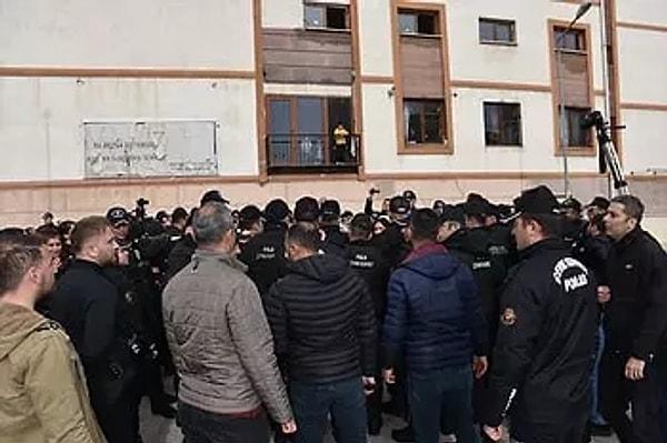 Gözaltına alınanlar Şırnak Devlet Hastanesindeki sağlık kontrolünün ardından İl Emniyet Müdürlüğüne götürüldü.