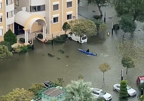 İzmir'de yoğun yağışlar sebebiyle meydana gelen sel ile mücadele ediyor.