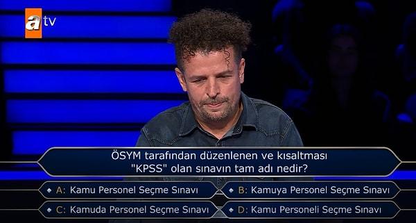 Yarışmacıya sorulan soru, "ÖSYM tarafından düzenlenen ve kısaltması KPSS olan sınavın tam adı nedir?" şeklindeydi.