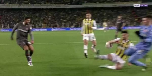 Maçın 53. dakikasında Fenerbahçeli Samet Akaydın'ın dirseğine gelmesi sonucu oluşan pozisyonda hakem Arda Kardeşler, devam kararı vermişti.