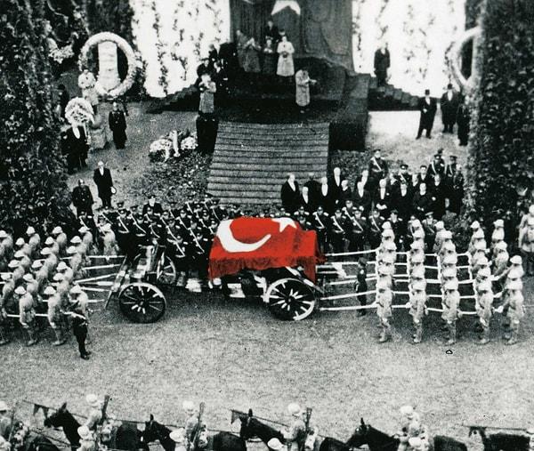 “Atatürk’ün cenaze töreni, onun son zaferi oldu.” Bir İsviçre gazetesi haberine böyle başlarken hiç de mübalağa etmez.